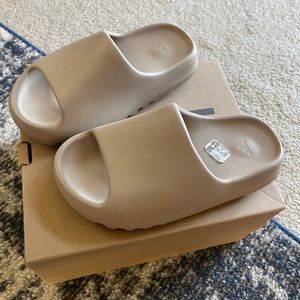 Yeezy Slide size 5-5.5 in women’s